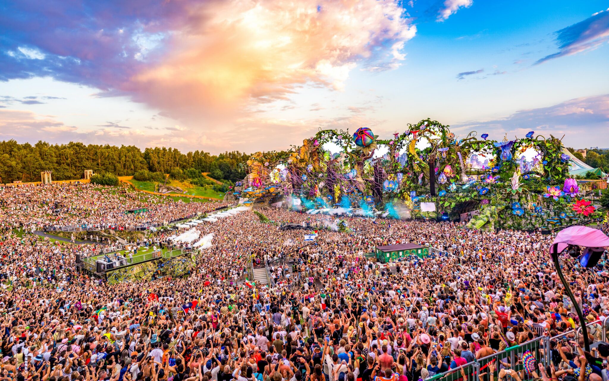 Home 12 Tomorrowland 2024 Mainstage during the day