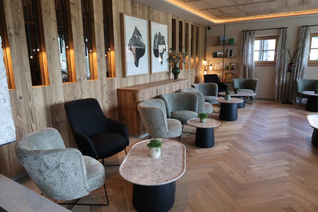 Front sitting lounge at Hotel Recort in Italy