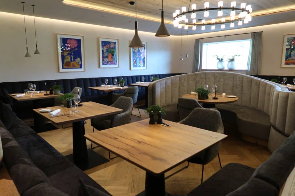 Restaurant dining room tables at Hotel Recort in Italy